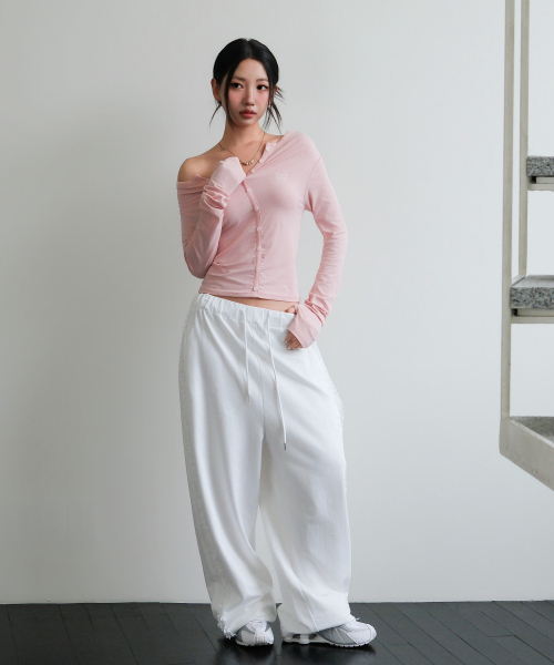muahmuah（ムーアムーア）の「オフショルダー ヘンリーネック長袖Tシャツ [ベビーピンク]（Tシャツ/カットソー・レディース・その他・FREE）」の8枚目の写真