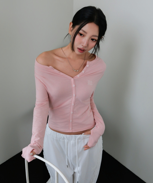 muahmuah（ムーアムーア）の「オフショルダー ヘンリーネック長袖Tシャツ [ベビーピンク]（Tシャツ/カットソー・レディース・その他・FREE）」の13枚目の写真