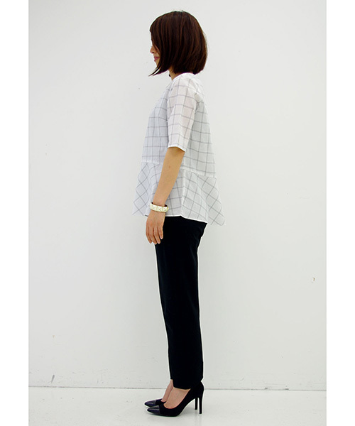 IEDIT（イディット）の「【通勤コーデに◎】ＤＲＥＣＯ　ｂｙ　ＩＥＤＩＴ　形態安定加工素材でイージーケア！ビジュー付き印象美人ペプラムブラウス＜ホワイト＞　　　（シャツ/ブラウス・レディース・ホワイト・MEDIUM/SMALL/X-LARGE/LARGE/XX-LARGE）」の8枚目の写真