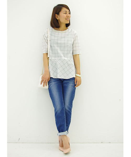 IEDIT（イディット）の「【通勤コーデに◎】ＤＲＥＣＯ　ｂｙ　ＩＥＤＩＴ　形態安定加工素材でイージーケア！ビジュー付き印象美人ペプラムブラウス＜ホワイト＞　　　（シャツ/ブラウス・レディース・ホワイト・MEDIUM/SMALL/X-LARGE/LARGE/XX-LARGE）」の9枚目の写真