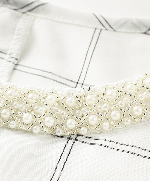 IEDIT（イディット）の「【通勤コーデに◎】ＤＲＥＣＯ　ｂｙ　ＩＥＤＩＴ　形態安定加工素材でイージーケア！ビジュー付き印象美人ペプラムブラウス＜ホワイト＞　　　（シャツ/ブラウス・レディース・ホワイト・MEDIUM/SMALL/X-LARGE/LARGE/XX-LARGE）」の11枚目の写真