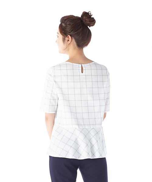 IEDIT（イディット）の「【通勤コーデに◎】ＤＲＥＣＯ　ｂｙ　ＩＥＤＩＴ　形態安定加工素材でイージーケア！ビジュー付き印象美人ペプラムブラウス＜ホワイト＞　　　（シャツ/ブラウス・レディース・ホワイト・MEDIUM/SMALL/X-LARGE/LARGE/XX-LARGE）」の20枚目の写真