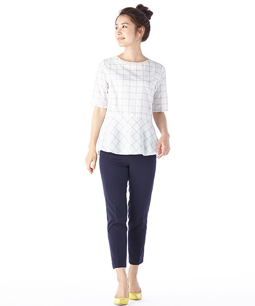 IEDIT（イディット）の「【通勤コーデに◎】ＤＲＥＣＯ　ｂｙ　ＩＥＤＩＴ　形態安定加工素材でイージーケア！ビジュー付き印象美人ペプラムブラウス＜ホワイト＞　　　（シャツ/ブラウス・レディース・ホワイト・MEDIUM/SMALL/X-LARGE/LARGE/XX-LARGE）」の21枚目の写真