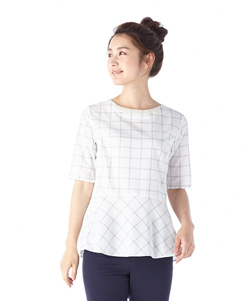 IEDIT（イディット）の「【通勤コーデに◎】ＤＲＥＣＯ　ｂｙ　ＩＥＤＩＴ　形態安定加工素材でイージーケア！ビジュー付き印象美人ペプラムブラウス＜ホワイト＞　　　（シャツ/ブラウス・レディース・ホワイト・MEDIUM/SMALL/X-LARGE/LARGE/XX-LARGE）」の22枚目の写真