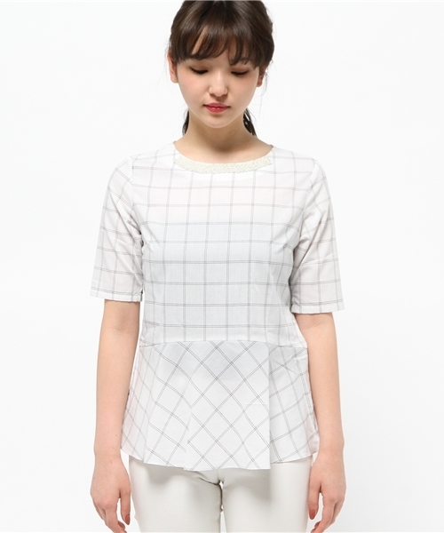 IEDIT（イディット）の「【通勤コーデに◎】ＤＲＥＣＯ　ｂｙ　ＩＥＤＩＴ　形態安定加工素材でイージーケア！ビジュー付き印象美人ペプラムブラウス＜ホワイト＞　　　（シャツ/ブラウス・レディース・ホワイト・MEDIUM/SMALL/X-LARGE/LARGE/XX-LARGE）」の2枚目の写真