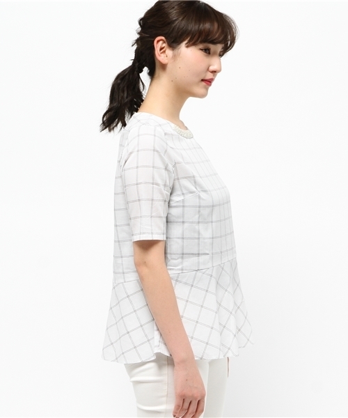 IEDIT（イディット）の「【通勤コーデに◎】ＤＲＥＣＯ　ｂｙ　ＩＥＤＩＴ　形態安定加工素材でイージーケア！ビジュー付き印象美人ペプラムブラウス＜ホワイト＞　　　（シャツ/ブラウス・レディース・ホワイト・MEDIUM/SMALL/X-LARGE/LARGE/XX-LARGE）」の3枚目の写真