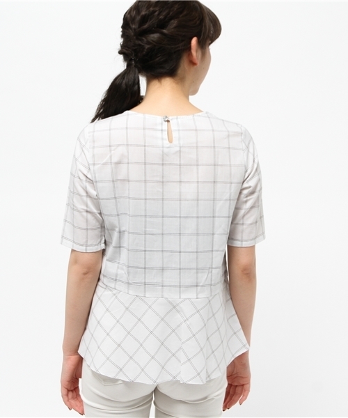 IEDIT（イディット）の「【通勤コーデに◎】ＤＲＥＣＯ　ｂｙ　ＩＥＤＩＴ　形態安定加工素材でイージーケア！ビジュー付き印象美人ペプラムブラウス＜ホワイト＞　　　（シャツ/ブラウス・レディース・ホワイト・MEDIUM/SMALL/X-LARGE/LARGE/XX-LARGE）」の4枚目の写真