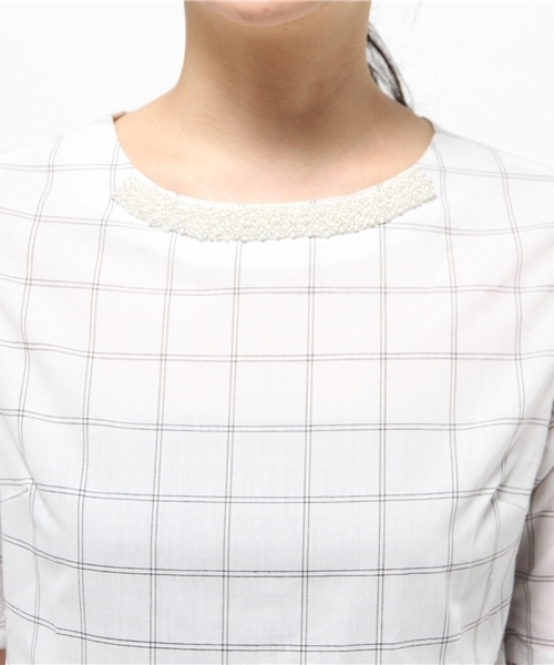 IEDIT（イディット）の「【通勤コーデに◎】ＤＲＥＣＯ　ｂｙ　ＩＥＤＩＴ　形態安定加工素材でイージーケア！ビジュー付き印象美人ペプラムブラウス＜ホワイト＞　　　（シャツ/ブラウス・レディース・ホワイト・MEDIUM/SMALL/X-LARGE/LARGE/XX-LARGE）」の13枚目の写真