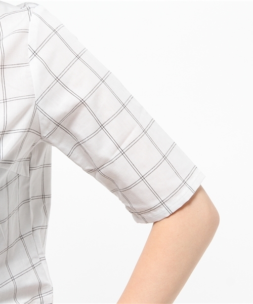 IEDIT（イディット）の「【通勤コーデに◎】ＤＲＥＣＯ　ｂｙ　ＩＥＤＩＴ　形態安定加工素材でイージーケア！ビジュー付き印象美人ペプラムブラウス＜ホワイト＞　　　（シャツ/ブラウス・レディース・ホワイト・MEDIUM/SMALL/X-LARGE/LARGE/XX-LARGE）」の15枚目の写真