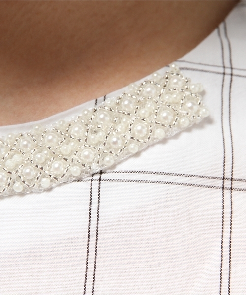 IEDIT（イディット）の「【通勤コーデに◎】ＤＲＥＣＯ　ｂｙ　ＩＥＤＩＴ　形態安定加工素材でイージーケア！ビジュー付き印象美人ペプラムブラウス＜ホワイト＞　　　（シャツ/ブラウス・レディース・ホワイト・MEDIUM/SMALL/X-LARGE/LARGE/XX-LARGE）」の17枚目の写真