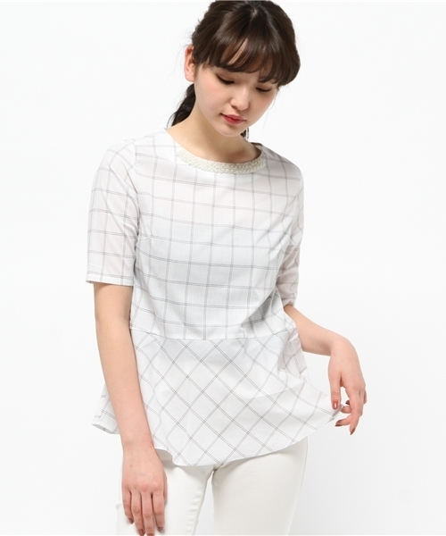 IEDIT（イディット）の「【通勤コーデに◎】ＤＲＥＣＯ　ｂｙ　ＩＥＤＩＴ　形態安定加工素材でイージーケア！ビジュー付き印象美人ペプラムブラウス＜ホワイト＞　　　（シャツ/ブラウス・レディース・ホワイト・MEDIUM/SMALL/X-LARGE/LARGE/XX-LARGE）」の7枚目の写真