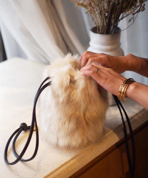 Jewel Changes(ジュエルチェンジズ)の「【WEB限定】◎JC フェイクファーポシェット / ショルダーバッグ(ショルダーバッグ・レディース・ライトグレー/ナチュラル/レッド・フリ-)」の3枚目の写真