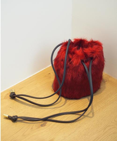 Jewel Changes(ジュエルチェンジズ)の「【WEB限定】◎JC フェイクファーポシェット / ショルダーバッグ(ショルダーバッグ・レディース・ライトグレー/ナチュラル/レッド・フリ-)」の1枚目の写真