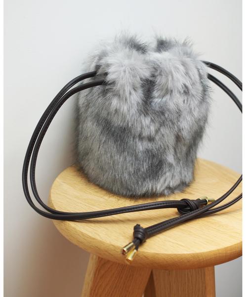 Jewel Changes(ジュエルチェンジズ)の「【WEB限定】◎JC フェイクファーポシェット / ショルダーバッグ(ショルダーバッグ・レディース・ライトグレー/ナチュラル/レッド・フリ-)」の2枚目の写真