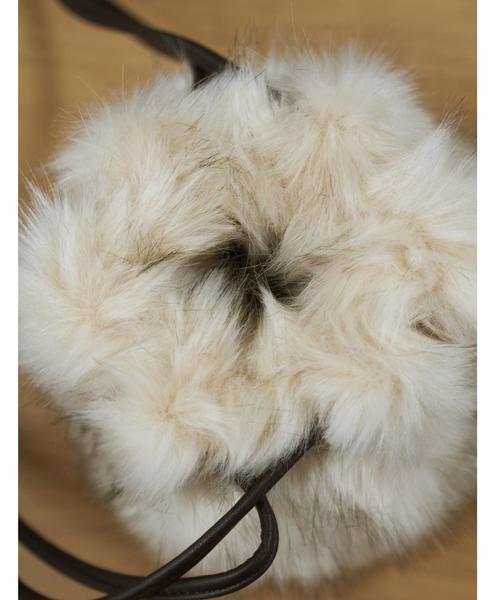 Jewel Changes(ジュエルチェンジズ)の「【WEB限定】◎JC フェイクファーポシェット / ショルダーバッグ(ショルダーバッグ・レディース・ライトグレー/ナチュラル/レッド・フリ-)」の9枚目の写真