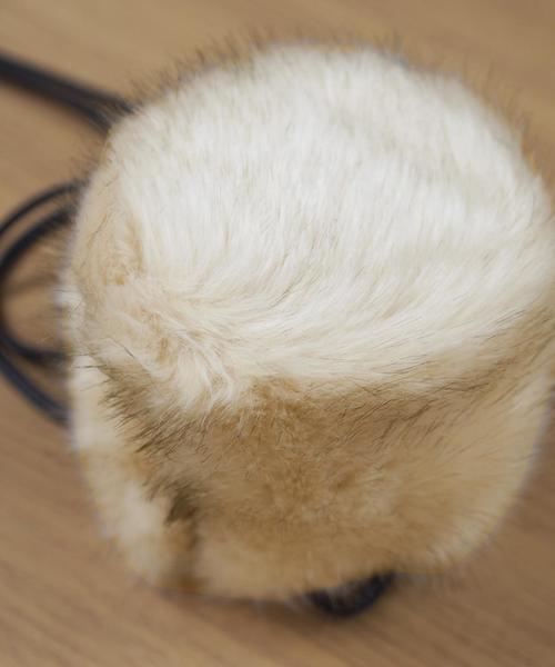 Jewel Changes(ジュエルチェンジズ)の「【WEB限定】◎JC フェイクファーポシェット / ショルダーバッグ(ショルダーバッグ・レディース・ライトグレー/ナチュラル/レッド・フリ-)」の4枚目の写真