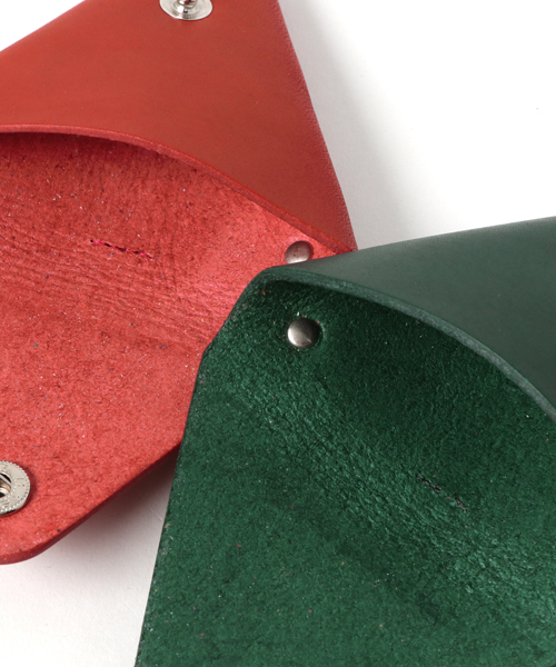 JOHN LAWRENCE SULLIVAN（ジョンローレンスサリバン）の「LEATHER TRIANGLE COIN CASE（コインケース・メンズ・グリーン/レッド/ブラック/ブラウン・ONE SIZE）」の9枚目の写真