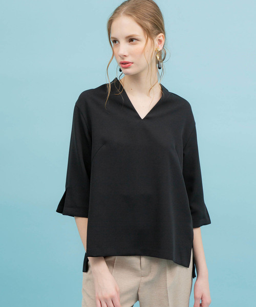 UNITED TOKYO（ユナイテッドトウキョウ）の「スキッパーネックスリットブラウス（シャツ/ブラウス・レディース・ホワイト/バーガンディー/ブラック・1）」の2枚目の写真