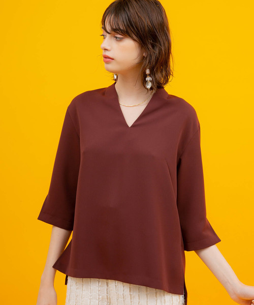 UNITED TOKYO（ユナイテッドトウキョウ）の「スキッパーネックスリットブラウス（シャツ/ブラウス・レディース・ホワイト/バーガンディー/ブラック・1）」の4枚目の写真