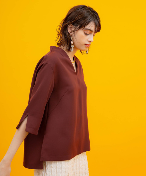 UNITED TOKYO（ユナイテッドトウキョウ）の「スキッパーネックスリットブラウス（シャツ/ブラウス・レディース・ホワイト/バーガンディー/ブラック・1）」の5枚目の写真