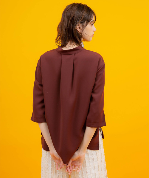 UNITED TOKYO（ユナイテッドトウキョウ）の「スキッパーネックスリットブラウス（シャツ/ブラウス・レディース・ホワイト/バーガンディー/ブラック・1）」の6枚目の写真