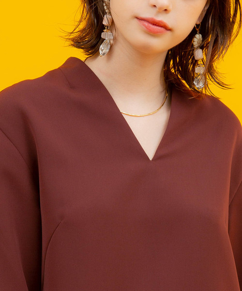 UNITED TOKYO（ユナイテッドトウキョウ）の「スキッパーネックスリットブラウス（シャツ/ブラウス・レディース・ホワイト/バーガンディー/ブラック・1）」の7枚目の写真