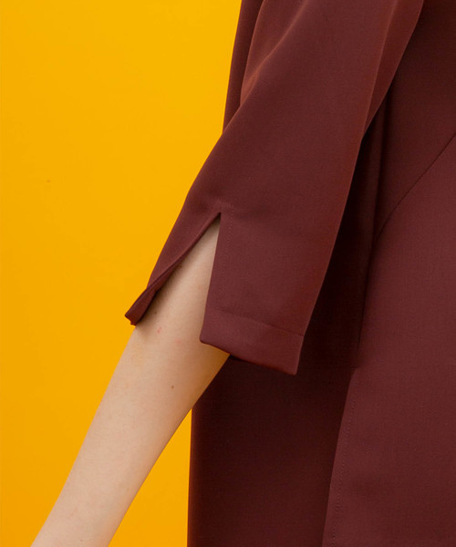 UNITED TOKYO（ユナイテッドトウキョウ）の「スキッパーネックスリットブラウス（シャツ/ブラウス・レディース・ホワイト/バーガンディー/ブラック・1）」の10枚目の写真