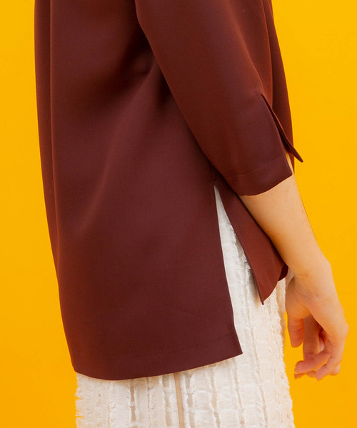 UNITED TOKYO（ユナイテッドトウキョウ）の「スキッパーネックスリットブラウス（シャツ/ブラウス・レディース・ホワイト/バーガンディー/ブラック・1）」の11枚目の写真