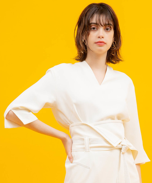 UNITED TOKYO（ユナイテッドトウキョウ）の「スキッパーネックスリットブラウス（シャツ/ブラウス・レディース・ホワイト/バーガンディー/ブラック・1）」の13枚目の写真