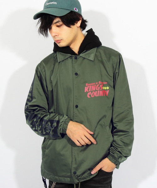 ８(eight)（エイト）の「ロゴ コーチジャケット バックプリント（ナイロンジャケット・メンズ・ブラック/カーキ・MEDIUM/LARGE）」の2枚目の写真