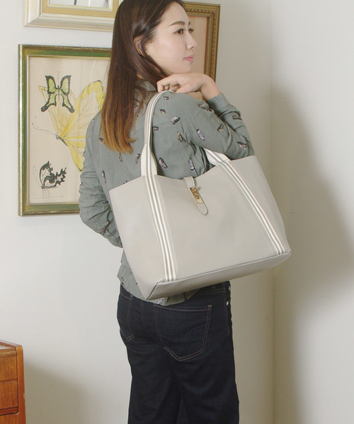 perche(ペルケ)の「【テレビ ドラマ着用アイテム】ペルケ perche / ゴートレザー×テープA4トートバッグ(トートバッグ)」|ライトグレー