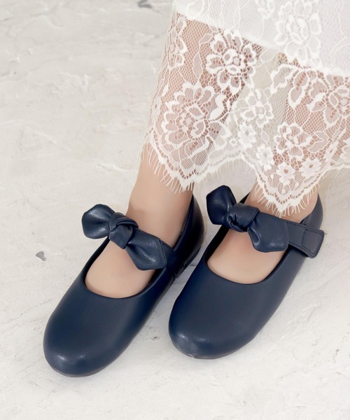 SOROTTO（ソロット）の「リボンストラップ付き ぺたんこキッズパンプス（ドレスシューズ・キッズ・ブラック/ダークブラウン/ネイビー/レッド/アイボリー/ピンク/カーキ/オレンジ/グレー/ゴールド・16.0cm/17.0cm/18.0cm/19.0cm）」の6枚目の写真