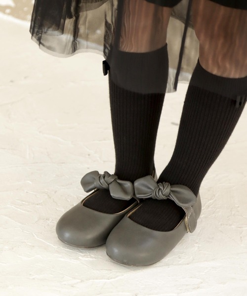 SOROTTO（ソロット）の「リボンストラップ付き ぺたんこキッズパンプス（ドレスシューズ・キッズ・ブラック/ダークブラウン/ネイビー/レッド/アイボリー/ピンク/カーキ/オレンジ/グレー/ゴールド・16.0cm/17.0cm/18.0cm/19.0cm）」の4枚目の写真