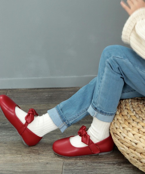 SOROTTO（ソロット）の「リボンストラップ付き ぺたんこキッズパンプス（ドレスシューズ・キッズ・ブラック/ダークブラウン/ネイビー/レッド/アイボリー/ピンク/カーキ/オレンジ/グレー/ゴールド・16.0cm/17.0cm/18.0cm/19.0cm）」の8枚目の写真