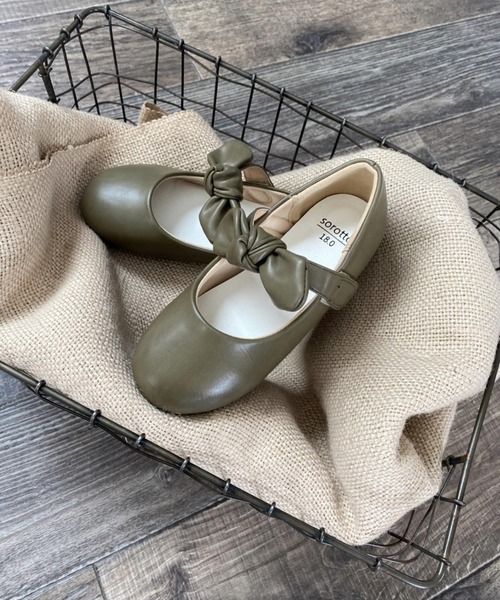 SOROTTO（ソロット）の「リボンストラップ付き ぺたんこキッズパンプス（ドレスシューズ・キッズ・ブラック/ダークブラウン/ネイビー/レッド/アイボリー/ピンク/カーキ/オレンジ/グレー/ゴールド・16.0cm/17.0cm/18.0cm/19.0cm）」の5枚目の写真
