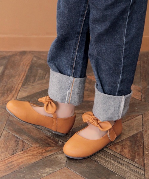 SOROTTO（ソロット）の「リボンストラップ付き ぺたんこキッズパンプス（ドレスシューズ・キッズ・ブラック/ダークブラウン/ネイビー/レッド/アイボリー/ピンク/カーキ/オレンジ/グレー/ゴールド・16.0cm/17.0cm/18.0cm/19.0cm）」の9枚目の写真