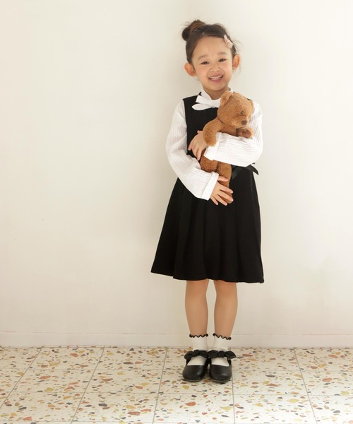 SOROTTO（ソロット）の「リボンストラップ付き ぺたんこキッズパンプス（ドレスシューズ・キッズ・ブラック/ダークブラウン/ネイビー/レッド/アイボリー/ピンク/カーキ/オレンジ/グレー/ゴールド・16.0cm/17.0cm/18.0cm/19.0cm）」の20枚目の写真