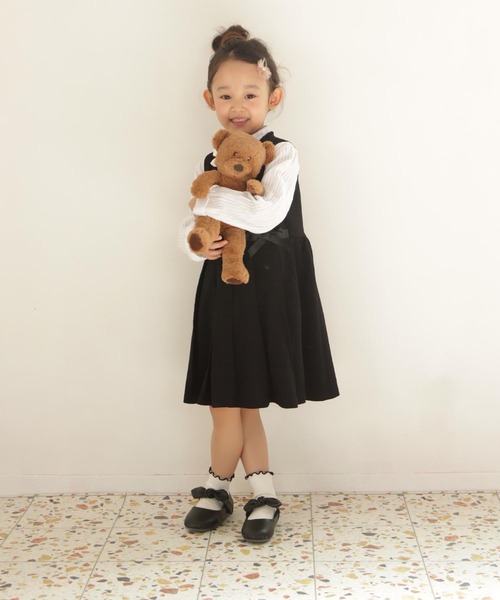 SOROTTO（ソロット）の「リボンストラップ付き ぺたんこキッズパンプス（ドレスシューズ・キッズ・ブラック/ダークブラウン/ネイビー/レッド/アイボリー/ピンク/カーキ/オレンジ/グレー/ゴールド・16.0cm/17.0cm/18.0cm/19.0cm）」の21枚目の写真