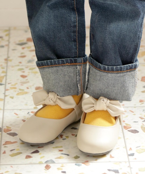 SOROTTO（ソロット）の「リボンストラップ付き ぺたんこキッズパンプス（ドレスシューズ・キッズ・ブラック/ダークブラウン/ネイビー/レッド/アイボリー/ピンク/カーキ/オレンジ/グレー/ゴールド・16.0cm/17.0cm/18.0cm/19.0cm）」の17枚目の写真