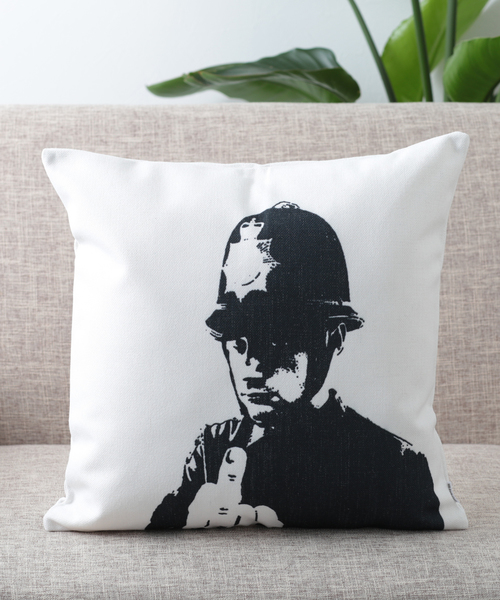 Jubilee（ジュビリー）の「バンクシーアート クッションカバー（クッション/クッションカバー・レディース・ホワイト/ブラック/グレー/レッド/イエロー/ブルー/ダークグレー/ホワイト×グリーン/ホワイト×ブラック/ブラック×ホワイト/ホワイト系その他/ブラック系その他/グレー系その他/イエロー系その他/アニマル/ホワイト系その他2/ホワイト系その他3/ホワイト系その他4/ブラック系その他2/イエロー系その他2・FREE）」の4枚目の写真