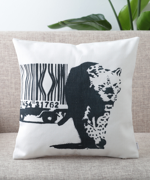 Jubilee（ジュビリー）の「バンクシーアート クッションカバー（クッション/クッションカバー・レディース・ホワイト/ブラック/グレー/レッド/イエロー/ブルー/ダークグレー/ホワイト×グリーン/ホワイト×ブラック/ブラック×ホワイト/ホワイト系その他/ブラック系その他/グレー系その他/イエロー系その他/アニマル/ホワイト系その他2/ホワイト系その他3/ホワイト系その他4/ブラック系その他2/イエロー系その他2・FREE）」の10枚目の写真