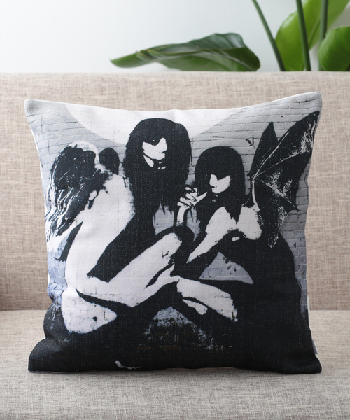 Jubilee（ジュビリー）の「バンクシーアート クッションカバー（クッション/クッションカバー・レディース・ホワイト/ブラック/グレー/レッド/イエロー/ブルー/ダークグレー/ホワイト×グリーン/ホワイト×ブラック/ブラック×ホワイト/ホワイト系その他/ブラック系その他/グレー系その他/イエロー系その他/アニマル/ホワイト系その他2/ホワイト系その他3/ホワイト系その他4/ブラック系その他2/イエロー系その他2・FREE）」の11枚目の写真