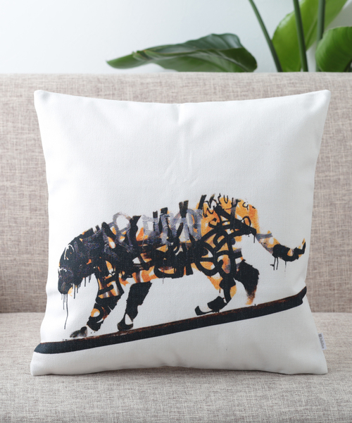 Jubilee（ジュビリー）の「バンクシーアート クッションカバー（クッション/クッションカバー・レディース・ホワイト/ブラック/グレー/レッド/イエロー/ブルー/ダークグレー/ホワイト×グリーン/ホワイト×ブラック/ブラック×ホワイト/ホワイト系その他/ブラック系その他/グレー系その他/イエロー系その他/アニマル/ホワイト系その他2/ホワイト系その他3/ホワイト系その他4/ブラック系その他2/イエロー系その他2・FREE）」の17枚目の写真