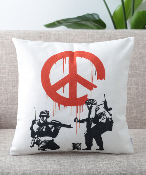 Jubilee（ジュビリー）の「バンクシーアート クッションカバー（クッション/クッションカバー・レディース・ホワイト/ブラック/グレー/レッド/イエロー/ブルー/ダークグレー/ホワイト×グリーン/ホワイト×ブラック/ブラック×ホワイト/ホワイト系その他/ブラック系その他/グレー系その他/イエロー系その他/アニマル/ホワイト系その他2/ホワイト系その他3/ホワイト系その他4/ブラック系その他2/イエロー系その他2・FREE）」の19枚目の写真