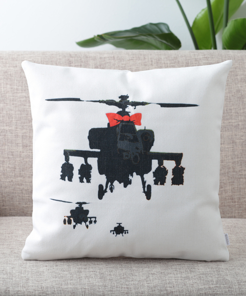 Jubilee（ジュビリー）の「バンクシーアート クッションカバー（クッション/クッションカバー・レディース・ホワイト/ブラック/グレー/レッド/イエロー/ブルー/ダークグレー/ホワイト×グリーン/ホワイト×ブラック/ブラック×ホワイト/ホワイト系その他/ブラック系その他/グレー系その他/イエロー系その他/アニマル/ホワイト系その他2/ホワイト系その他3/ホワイト系その他4/ブラック系その他2/イエロー系その他2・FREE）」の6枚目の写真