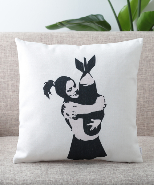Jubilee（ジュビリー）の「バンクシーアート クッションカバー（クッション/クッションカバー・レディース・ホワイト/ブラック/グレー/レッド/イエロー/ブルー/ダークグレー/ホワイト×グリーン/ホワイト×ブラック/ブラック×ホワイト/ホワイト系その他/ブラック系その他/グレー系その他/イエロー系その他/アニマル/ホワイト系その他2/ホワイト系その他3/ホワイト系その他4/ブラック系その他2/イエロー系その他2・FREE）」の7枚目の写真