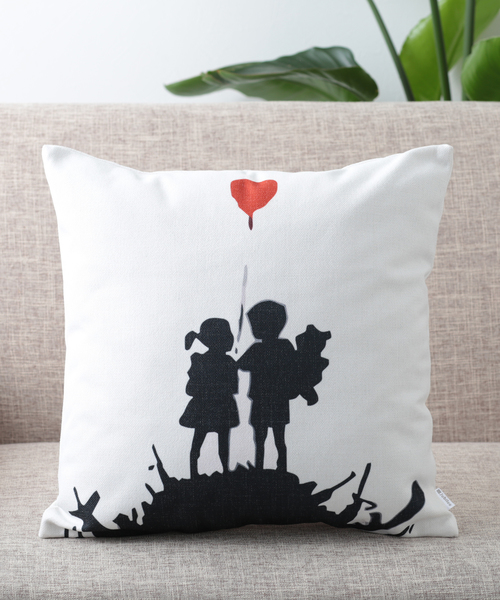 Jubilee（ジュビリー）の「バンクシーアート クッションカバー（クッション/クッションカバー・レディース・ホワイト/ブラック/グレー/レッド/イエロー/ブルー/ダークグレー/ホワイト×グリーン/ホワイト×ブラック/ブラック×ホワイト/ホワイト系その他/ブラック系その他/グレー系その他/イエロー系その他/アニマル/ホワイト系その他2/ホワイト系その他3/ホワイト系その他4/ブラック系その他2/イエロー系その他2・FREE）」の8枚目の写真