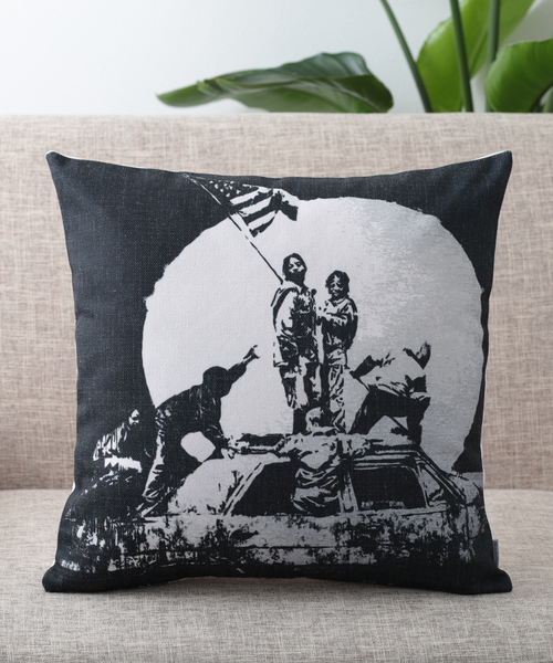 Jubilee（ジュビリー）の「バンクシーアート クッションカバー（クッション/クッションカバー・レディース・ホワイト/ブラック/グレー/レッド/イエロー/ブルー/ダークグレー/ホワイト×グリーン/ホワイト×ブラック/ブラック×ホワイト/ホワイト系その他/ブラック系その他/グレー系その他/イエロー系その他/アニマル/ホワイト系その他2/ホワイト系その他3/ホワイト系その他4/ブラック系その他2/イエロー系その他2・FREE）」の12枚目の写真