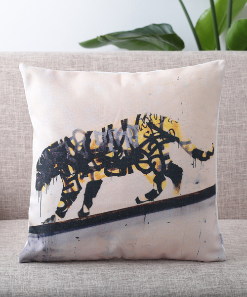 Jubilee（ジュビリー）の「バンクシーアート クッションカバー（クッション/クッションカバー・レディース・ホワイト/ブラック/グレー/レッド/イエロー/ブルー/ダークグレー/ホワイト×グリーン/ホワイト×ブラック/ブラック×ホワイト/ホワイト系その他/ブラック系その他/グレー系その他/イエロー系その他/アニマル/ホワイト系その他2/ホワイト系その他3/ホワイト系その他4/ブラック系その他2/イエロー系その他2・FREE）」の18枚目の写真