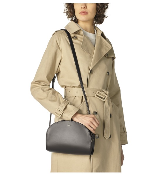 A.P.C.(アーペーセー)の「SAC DEMI-LUNE(ショルダーバッグ・レディース・ブラック/ダークネイビー・ONESIZE)」の2枚目の写真